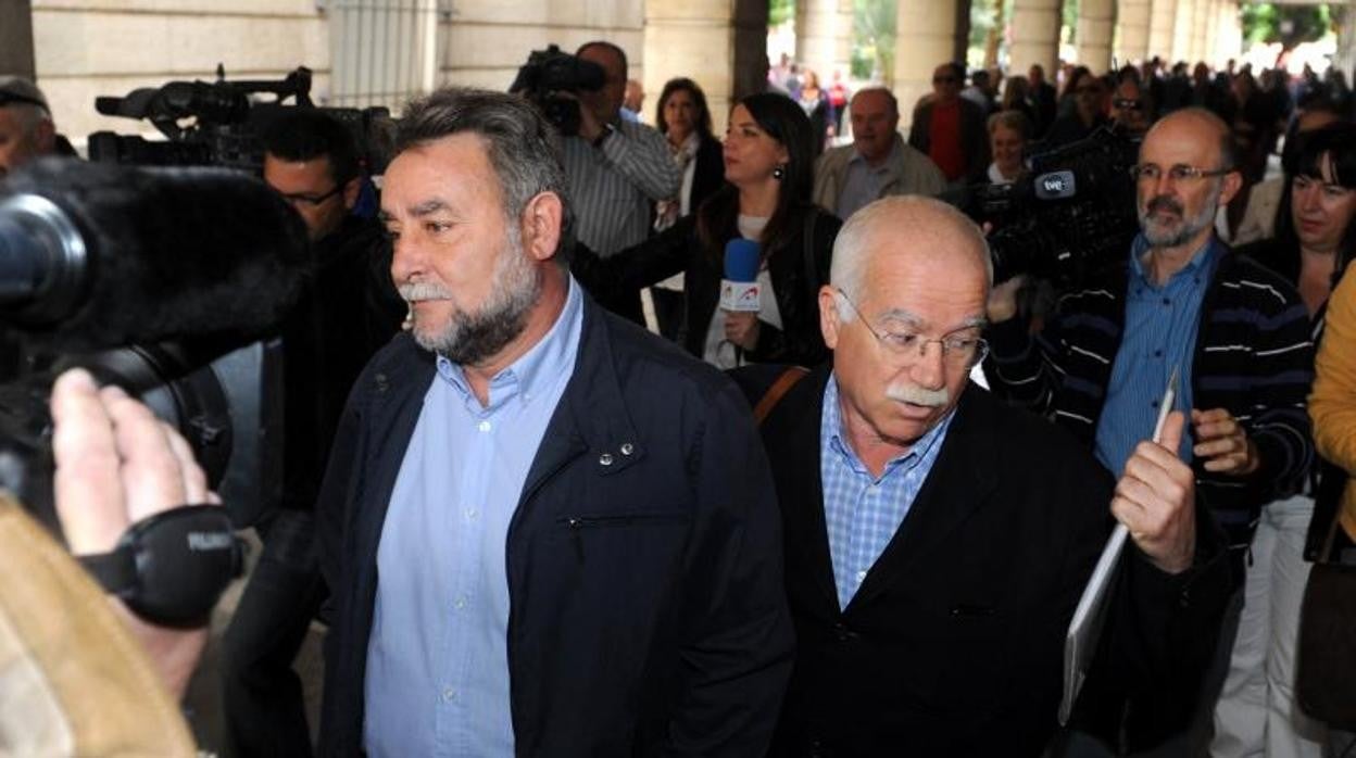 El exsecretario general de UGT Andalucía, Francisco Fernandez Sevilla, a la izquierda, sale de los juzgados tras negarse a declarar ante el juez por el caso de las facturas falsas del sindicato