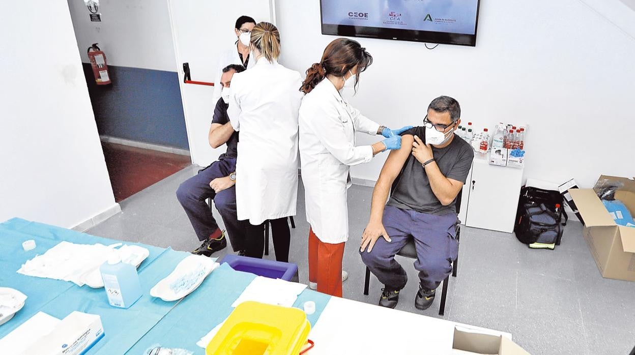 Trabajadores recibiendo ayer la vacuna en Sevilla