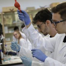 Alumnos en un laboratorio