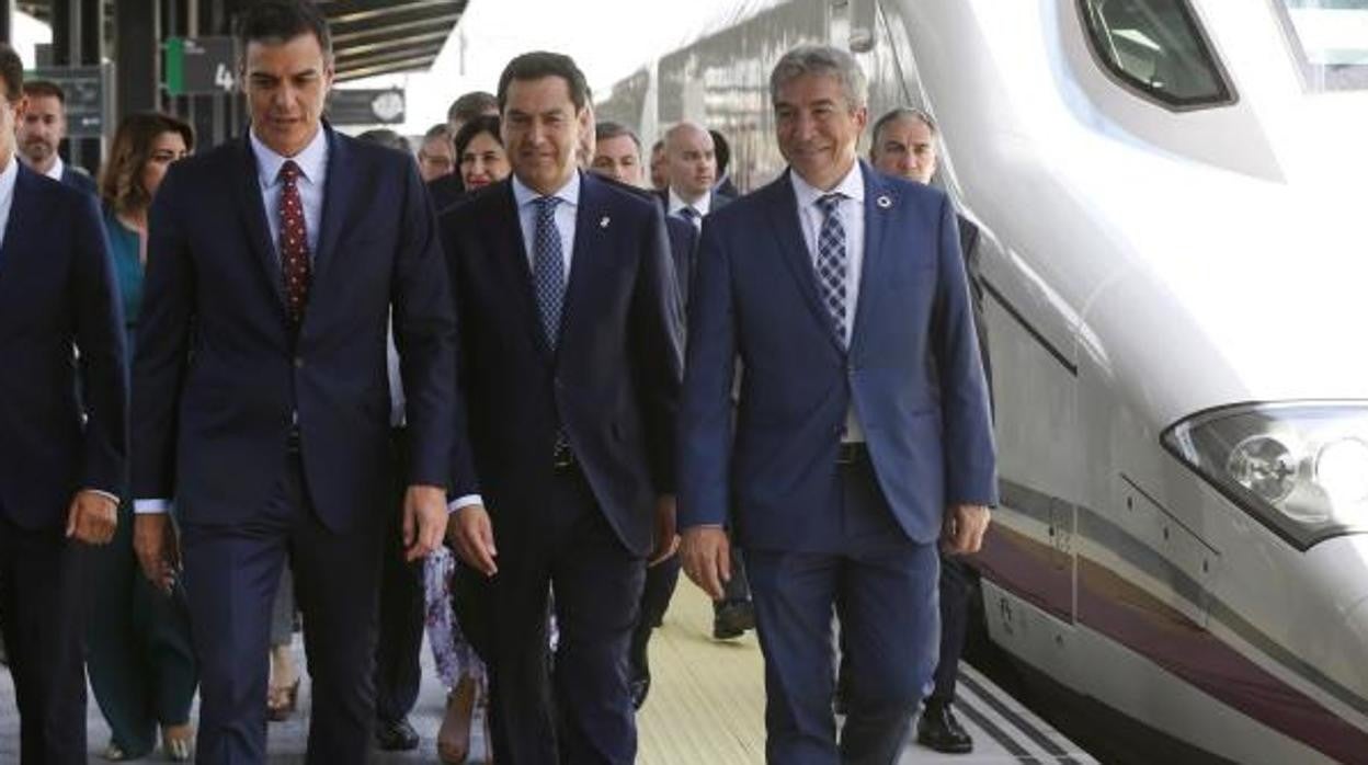 El presidente Pedro Sánchez junto a Juanma Moreno en junio de 2019 con motivo del AVE a Granada