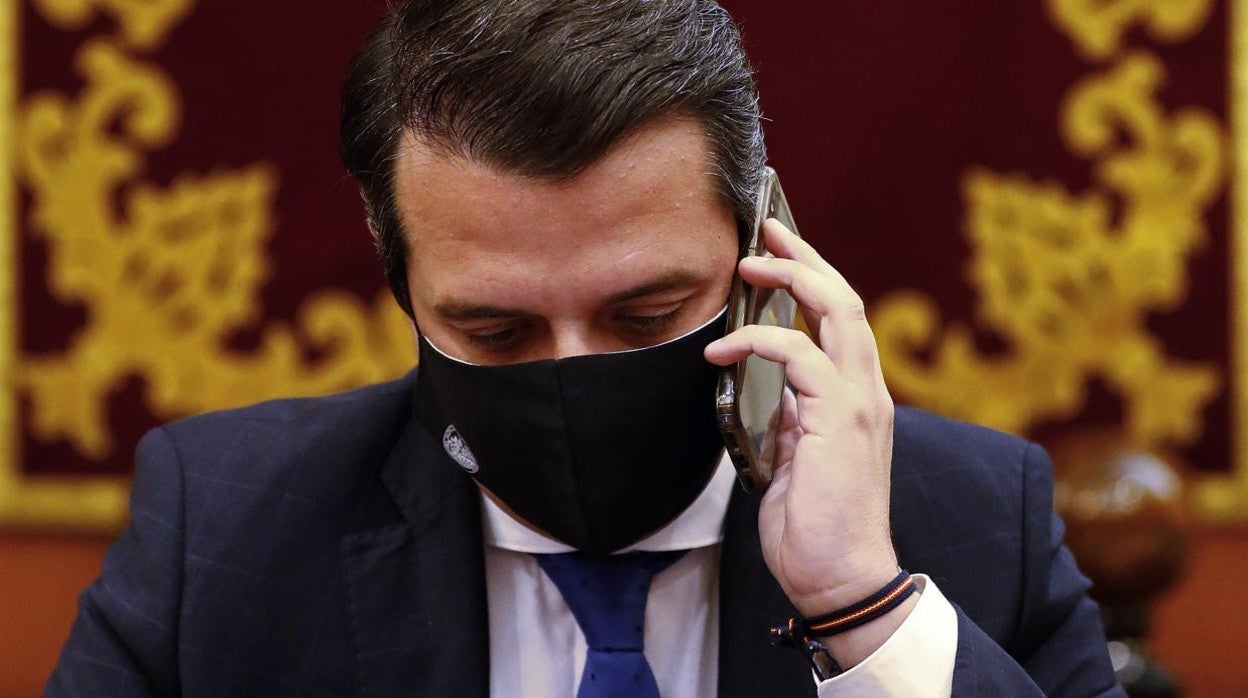 José María Bellido conversa por teléfono móvil en un receso de la entrevista con ABC Córdoba