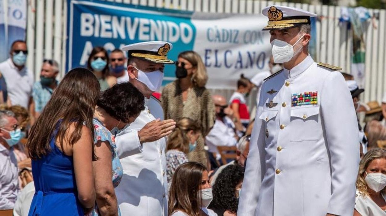 El rey Felipe VI, ayer a su llegada al puerto de la bahía de Cádiz a bordo del buque Juan Sebastán Elcano