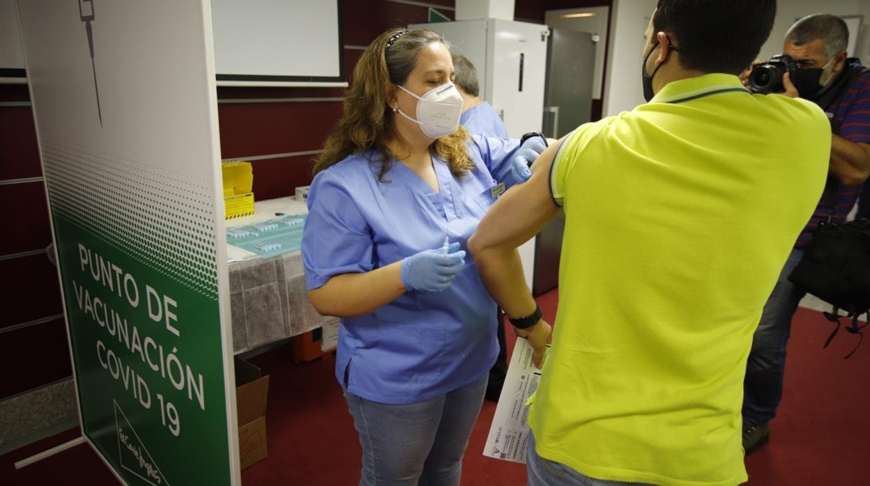 Una sanitaria con un paciente, en los sótanos del centro de compras de la Ronda