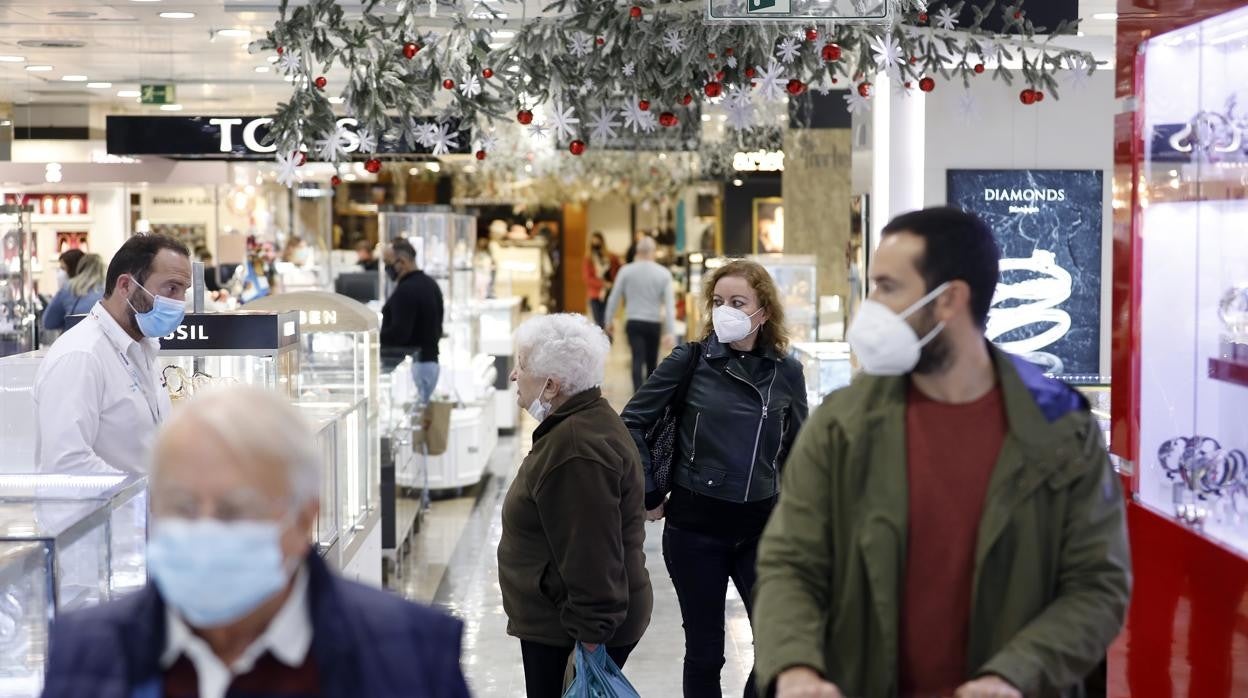 Clientes y trabajadores en El Corte Inglés de Ronda de los Tejares en Córdoba