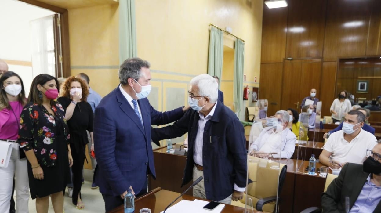 Juan Espadas saludando a Manuel Jiménez Barrios en la entrada de la reunión del grupo parlamentario del PSOE este miércoles