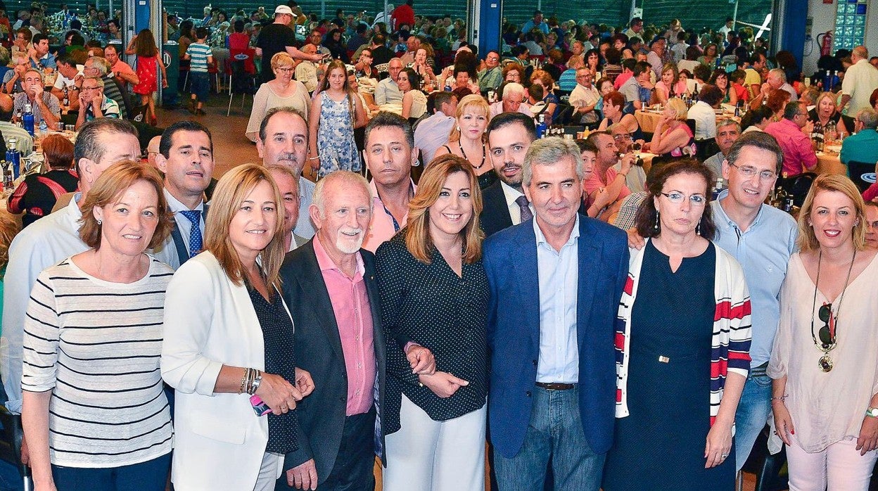 López Úbeda posa a la izquierda de Susana Díaz en un acto del PSOE en Almería