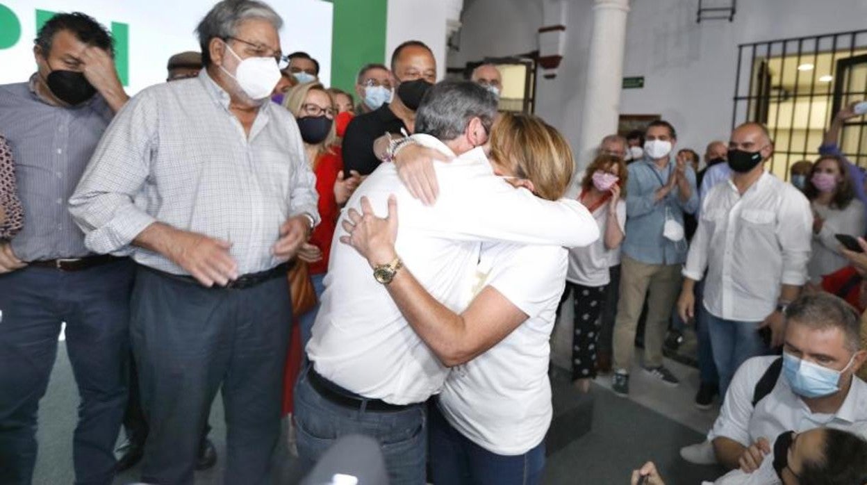 Juan Espadas y Susana Díaz se abrazan en la noche del 13 de junio en la sede del PSOE