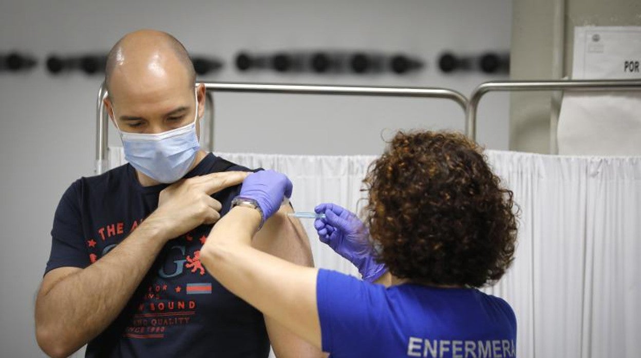 Una enfermera administra una dosis de la vacuna anti Covid en Sevilla