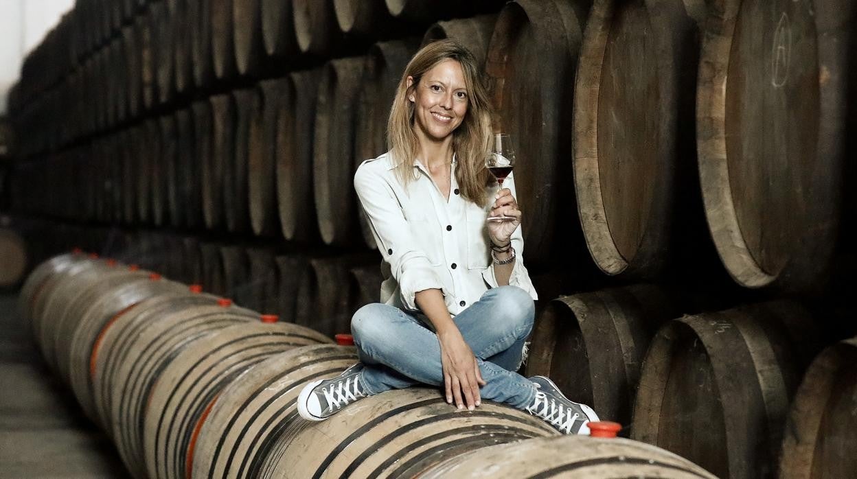 Rocío Márquez, sentada en una hilera de toneles, posa para ABC Córdoba