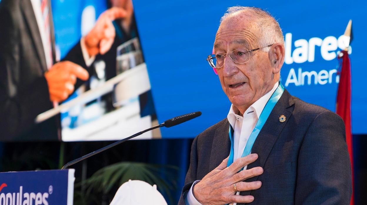 Gabriel Amat durante el discurso de despedida como presidente del PP en Almería.