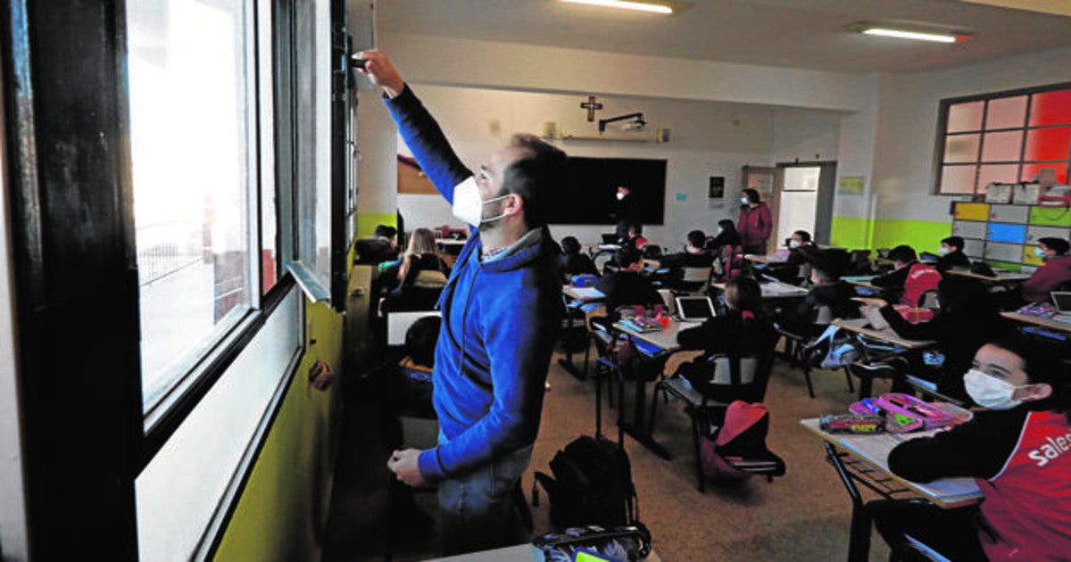 Un docente abre la ventana de una clase en un colegio de Córdoba