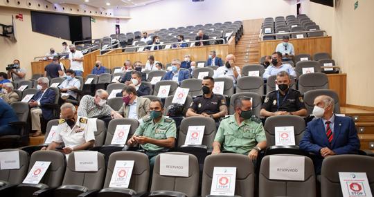 A la derecha, en primera fila, Julio Berzosa junto a mandos de la Guardia Civil