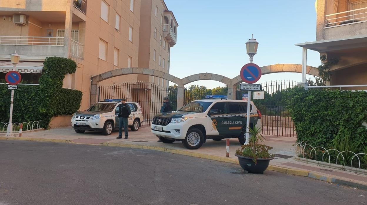 Efectivos de la Guardia Civil en uno de los registros en Huelva