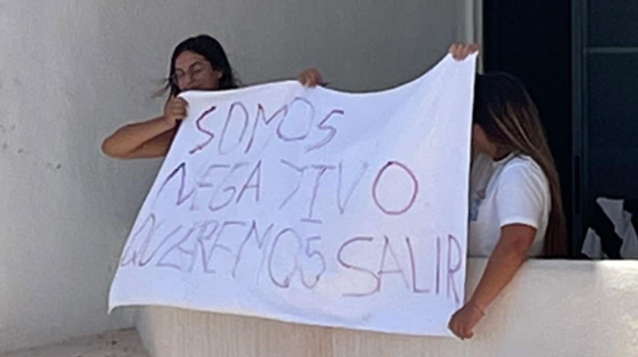 Carteles de los jóvenes aislados en Mallorca