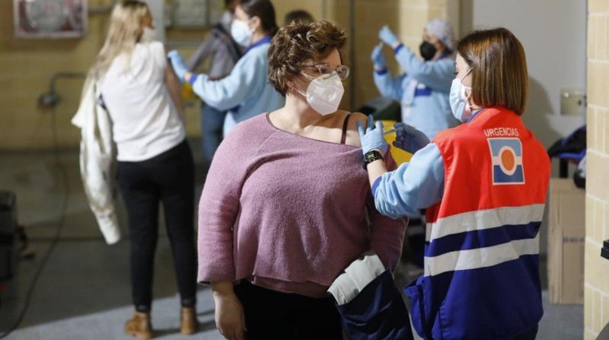 Una sanitaria vacuna contra el Covid en Córdoba