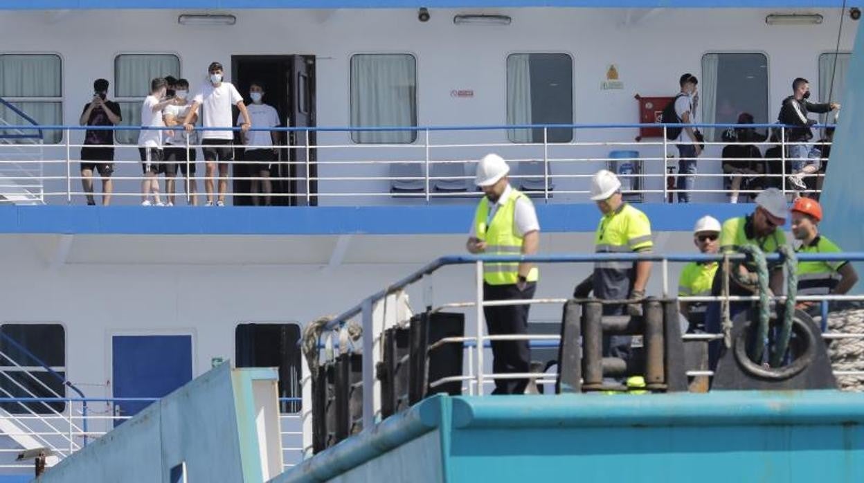 Llegada del barco procedente de Baleares con los estudiantes aislados antes en el hotel a bordo