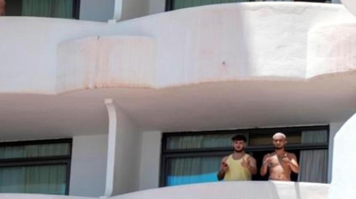 Jóvenes aislados en el hotel por su contacto con positivos en Covid-19