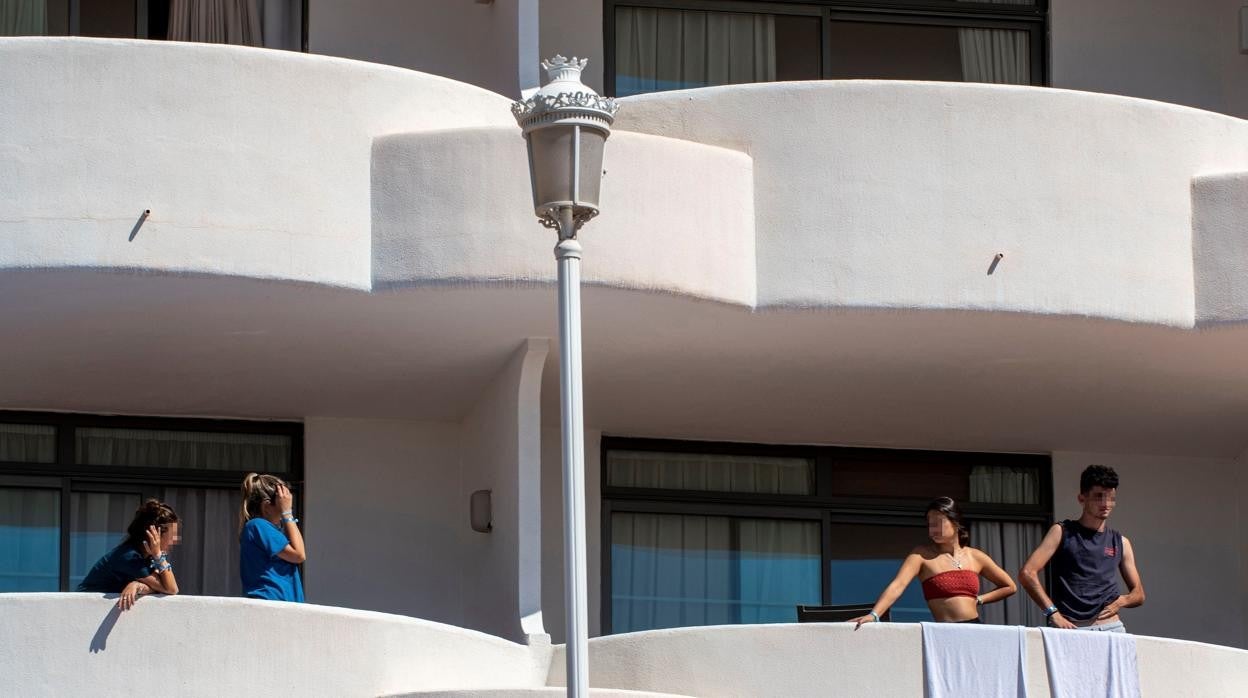 Jóvenes confinados en el hotel Palma Bellver