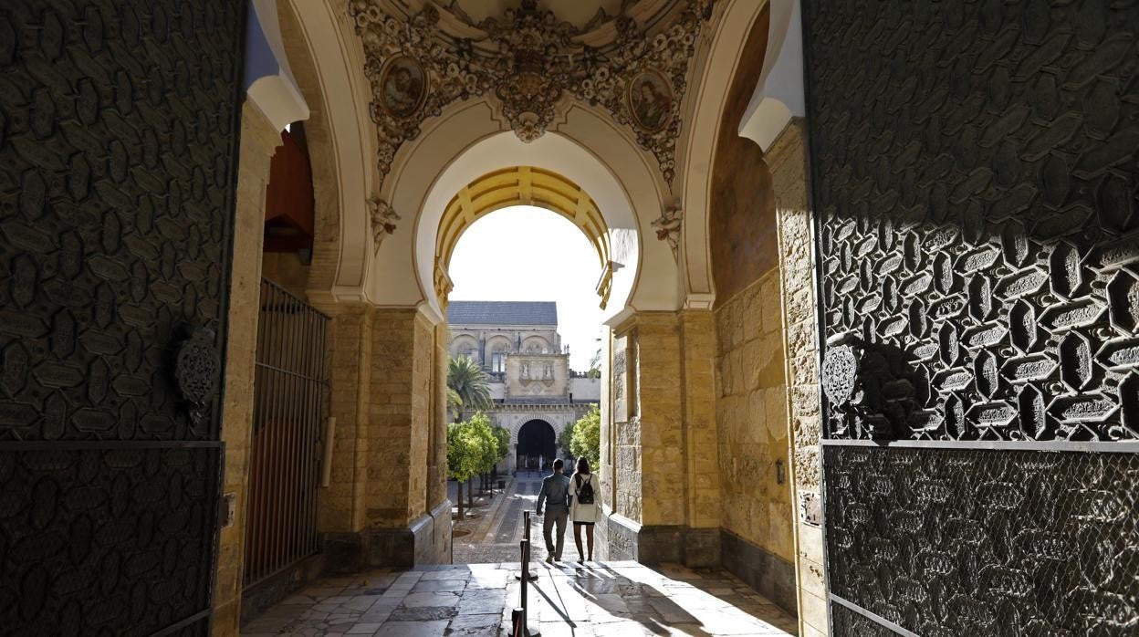Una pareja sale del templo diocesano hacia el Patio de los Naranjos