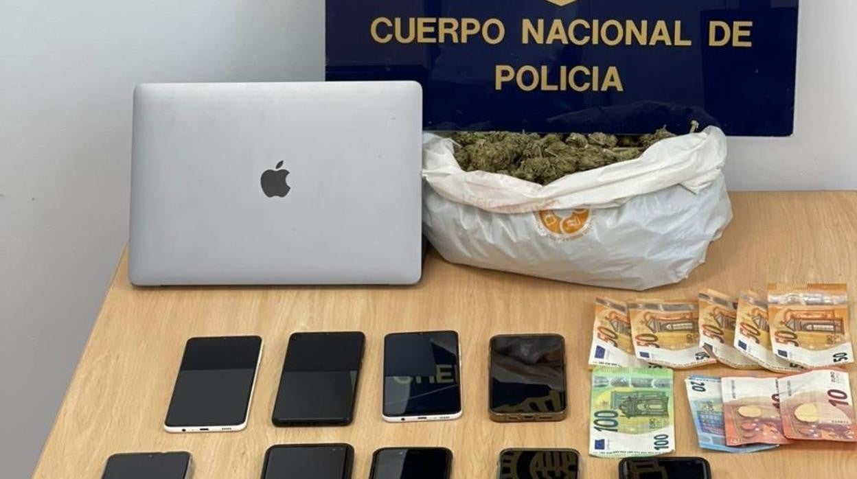 Telefónos móviles, ordenador, dinero y droga requisados durante la operación