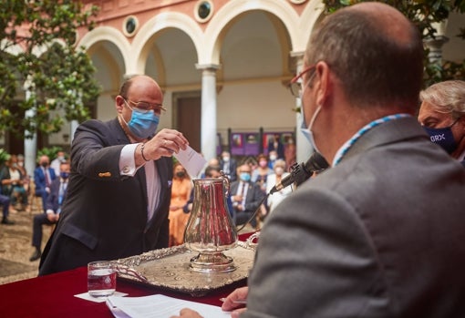 El concejal no adscrito Sebastián Pérez depositando su voto en el pleno de investidura