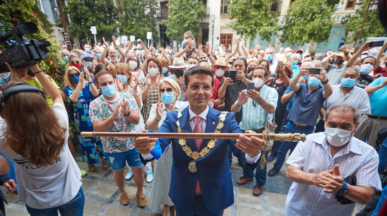 El nuevo alcalde de Granada, Francisco Cuenca, sosteniendo el bastón de mando tras su nombramiento