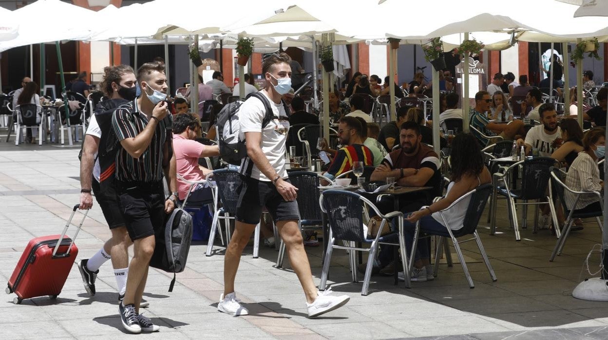 Veladores en el exterior de un restaurante cordobés