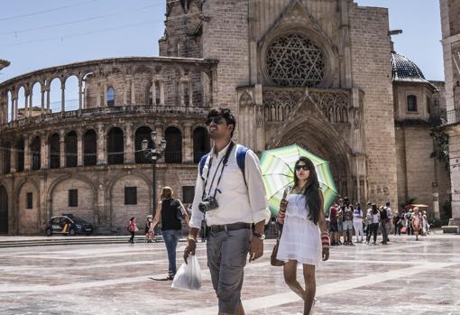 Turistas junto a la catedral de Valencia