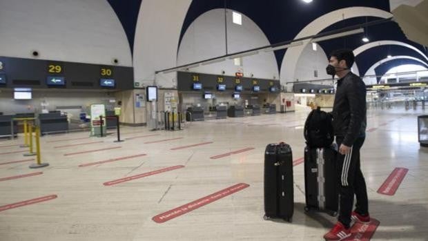 Andalucía vacuna ya contra el Covid a quienes viajen más de 21 días al extranjero este verano