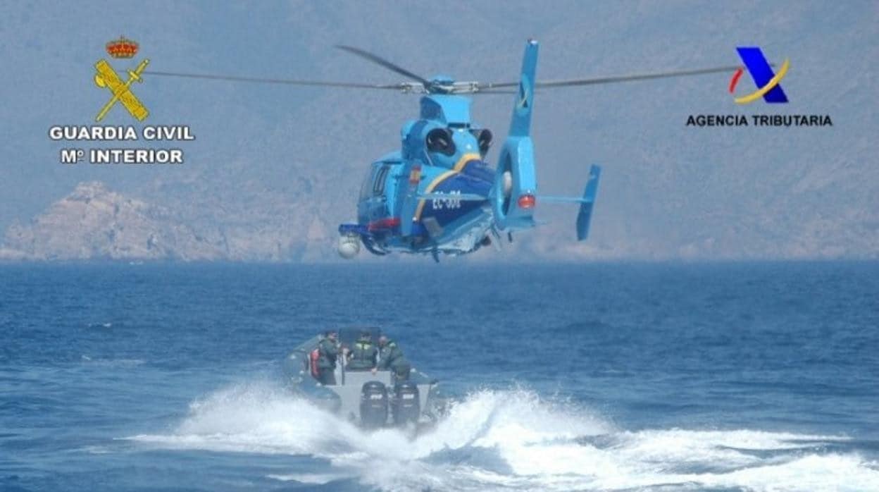 Imagen de archivo de un helicóptero de Vigilancia Aduanera durante una persecución en el Estrecho