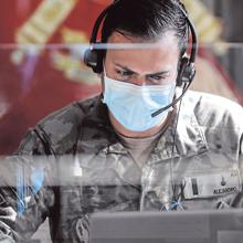 Un militar en tareas de rastreo