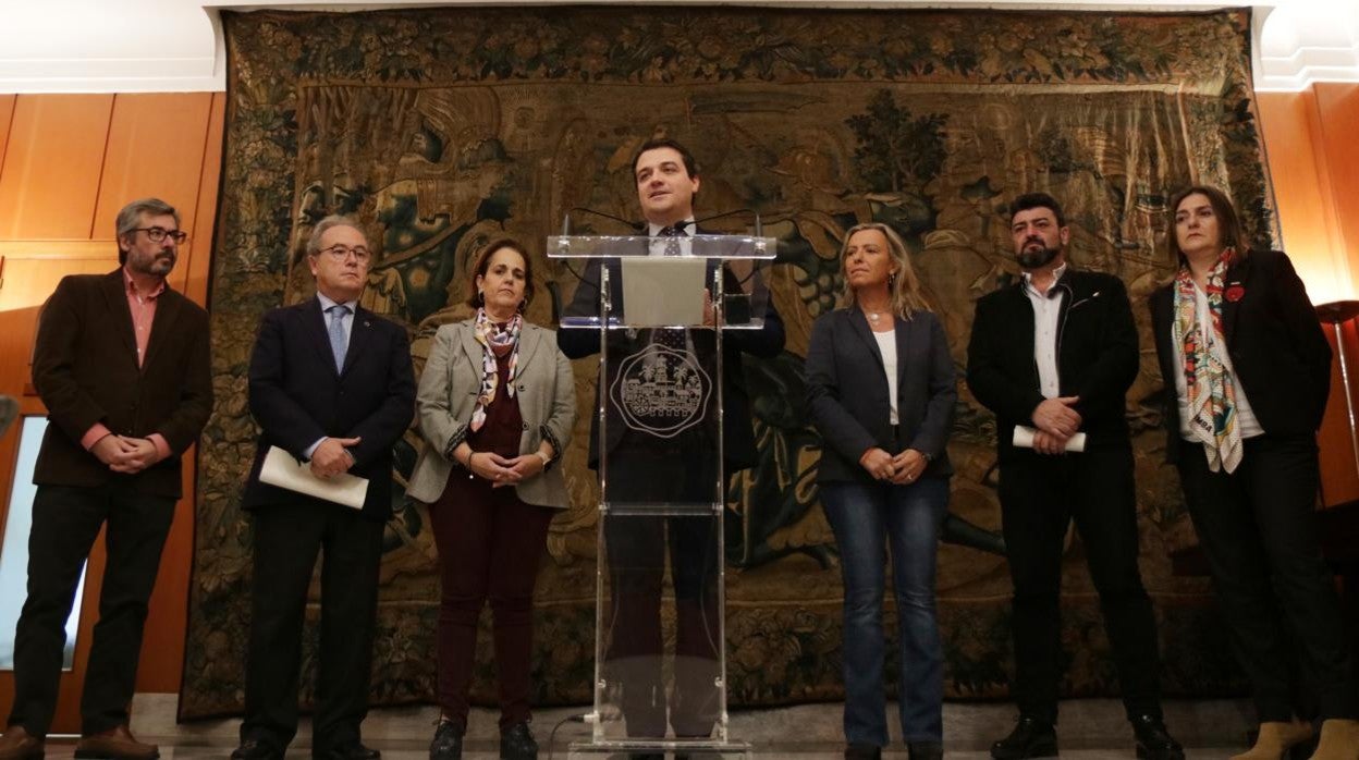 El alcalde de Córdoba con los representantes de los agentes sociales