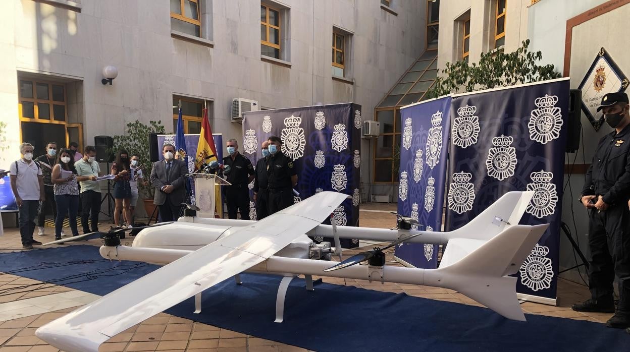 El dron incautado en Málaga en el patio de la Comisaría Provincial de Málaga