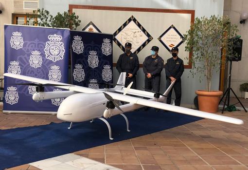 El dron en su parte delantera en el patio de la Comisaría Provincial de Málaga