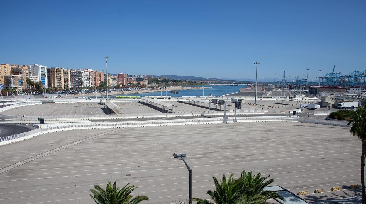 Imagen de la explanada del puerto de Algeciras, donde cada verano vemos miles de vehículos