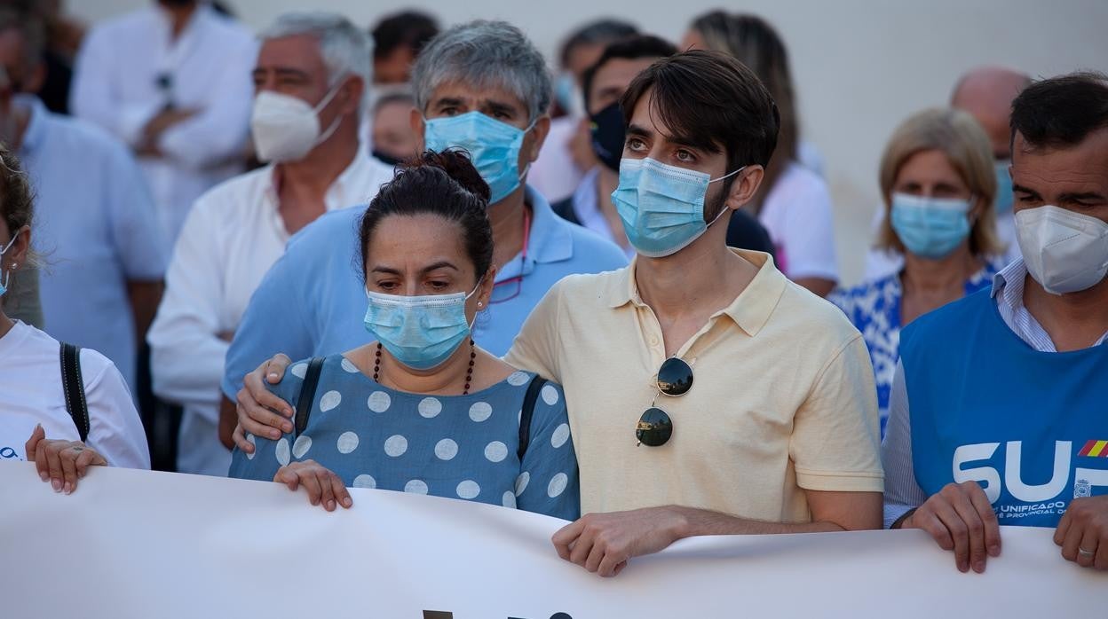 La viuda y un hijo del funcionario fallecido, en la concentración de Algeciras