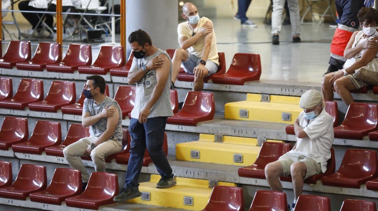 Varias personas recién vacunadas en el pabellón de deportes de Vista Alegre de Córdoba