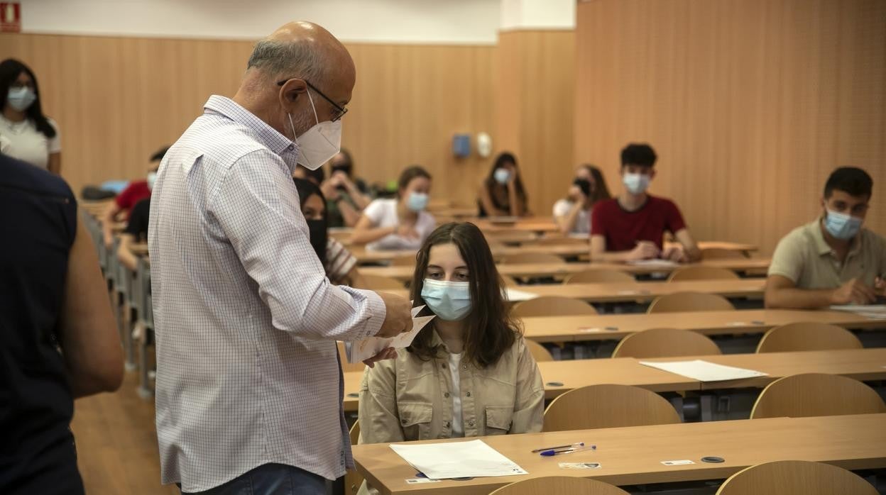 Un profesor universitario reparte pruebas entre sus alumnos