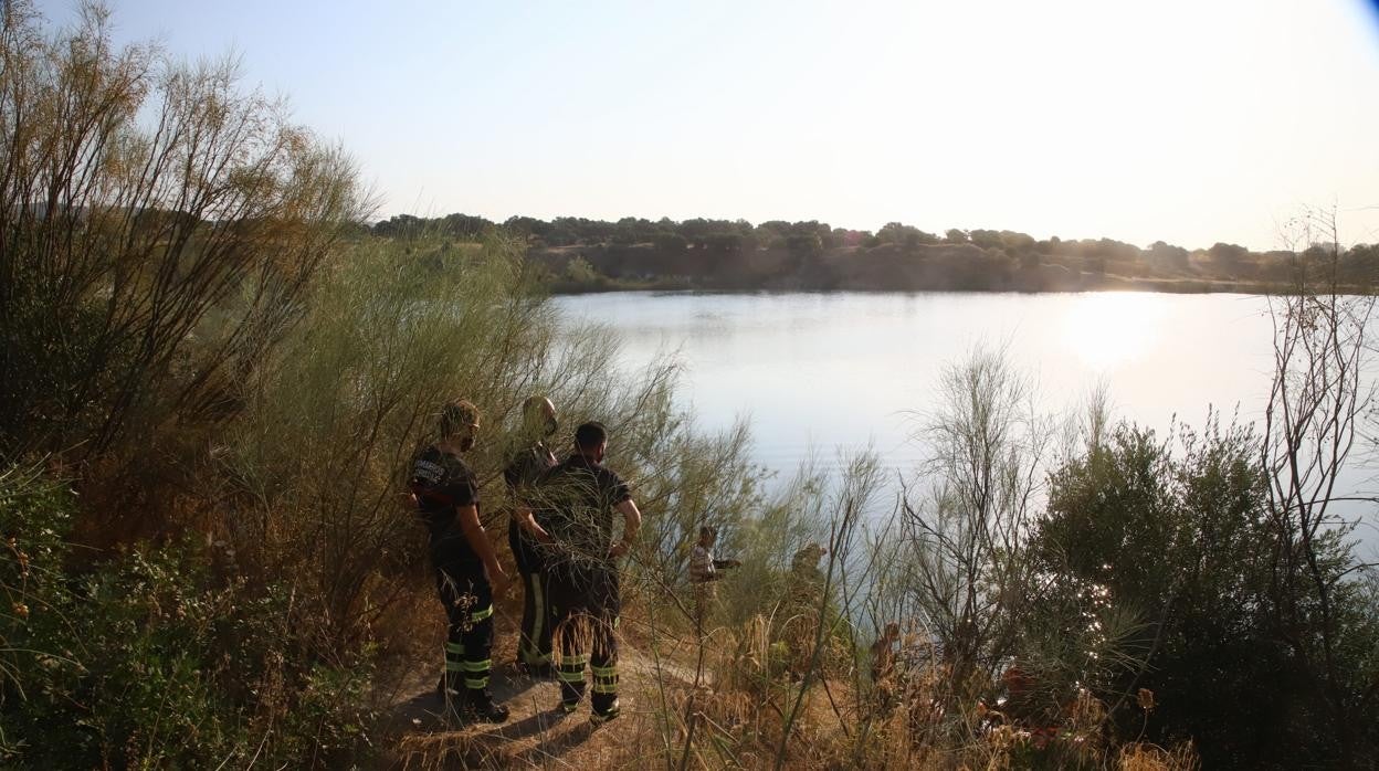 Miembros del dispositivo de búsqueda, este lunes, antes de encontrar el cuerpo del chivo en el Lago Azul