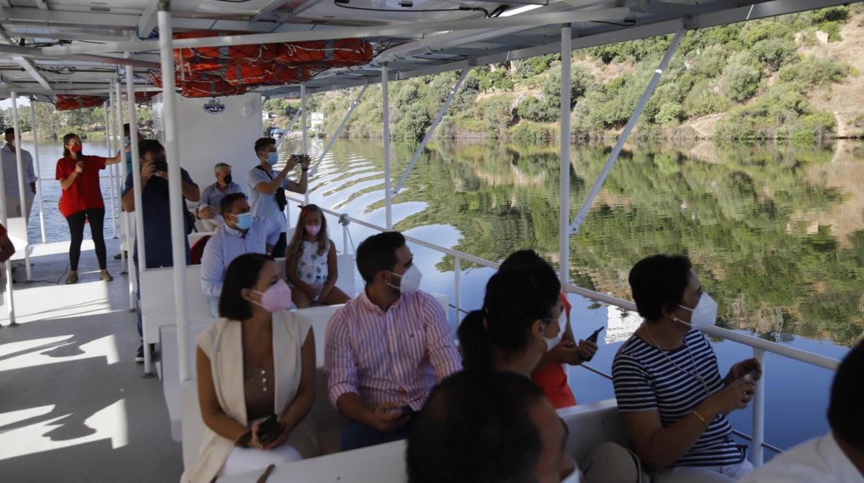 Primera ruta por el Bembézar sobre el barco solar