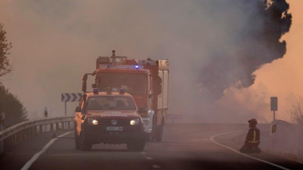 Un bombero espera arrodillado la llegada de refuerzos para la extinción del incendio de Villarrasa