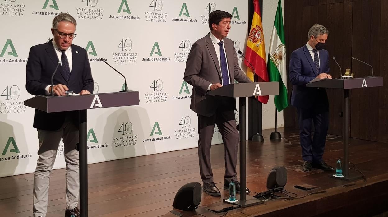 El vicepresidente Juan Marín, flanqueado por Elías Bendodo y Juan Bravo, durante la presentación del avance de las auditorias de los entes instrumentales