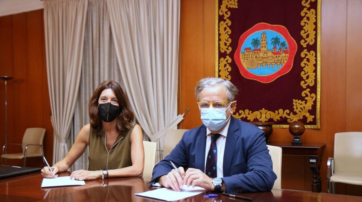 El edil de Hacienda, hoy durante la firma del crédito con Cajasur para la expropiación de Caballerizas