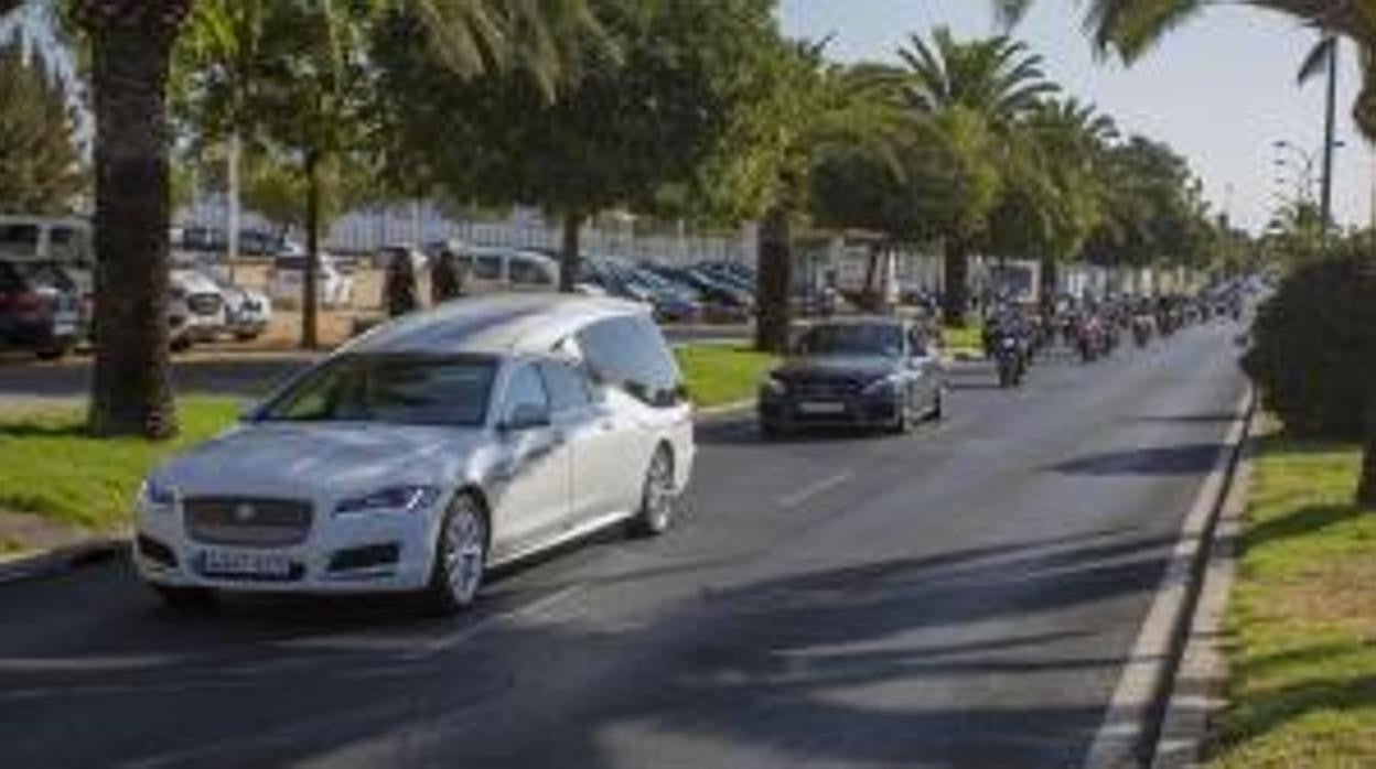 Una caravana de motos acompañando al féretro con los restos mortales del piloto