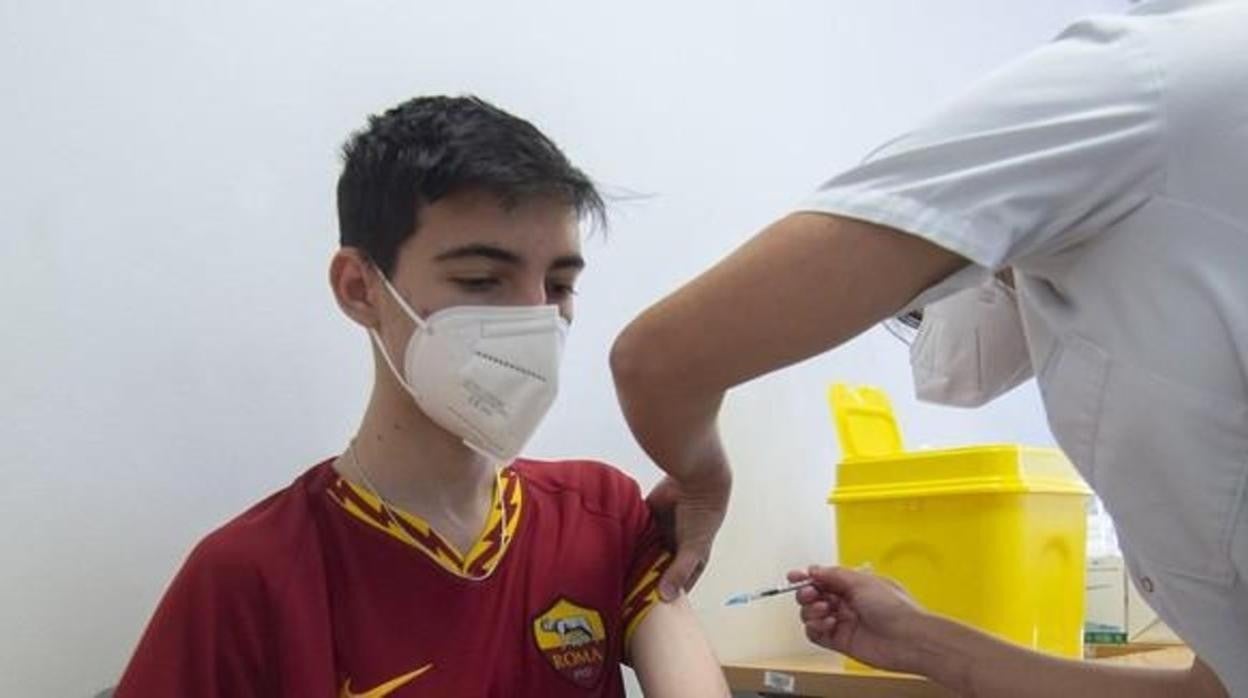 Un joven se vacuna contra el Covid