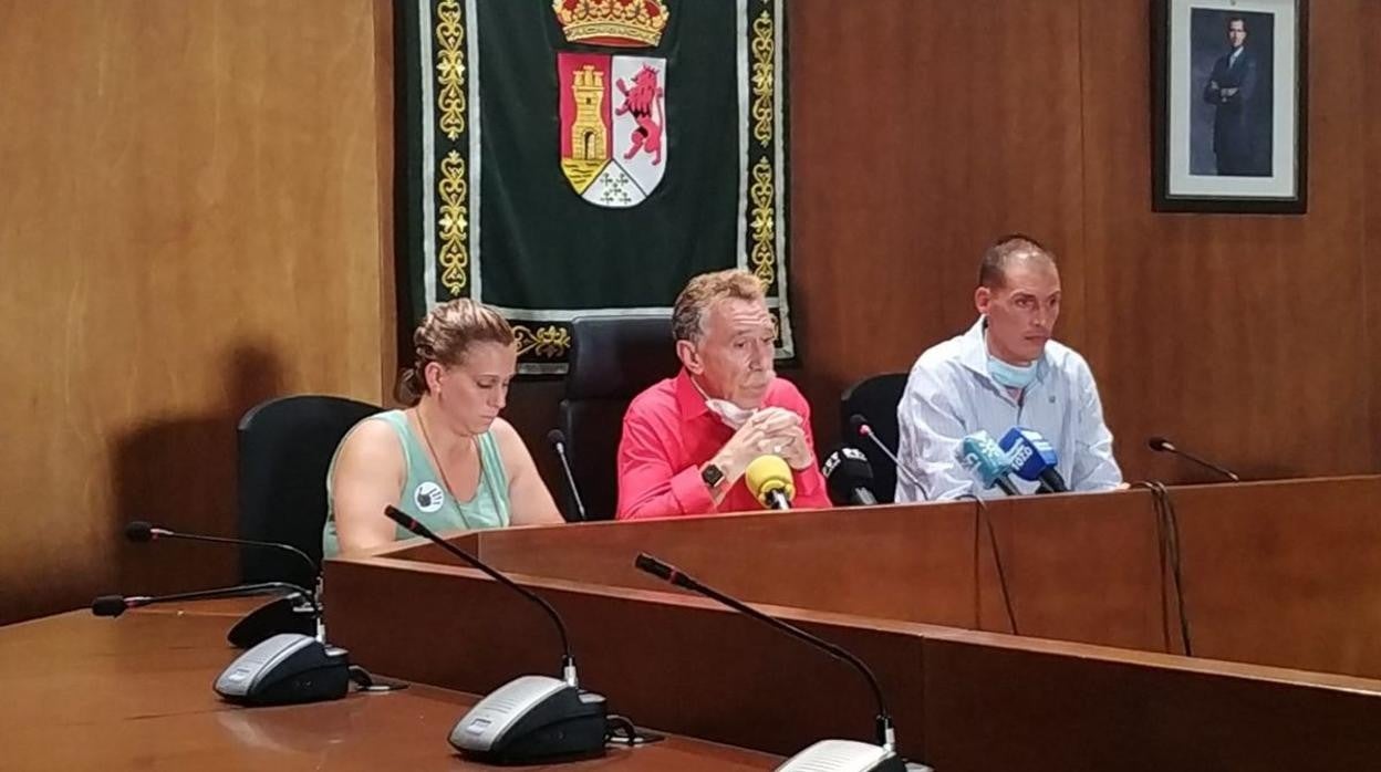 Los padres de Lucía Vivar, Almudena y Antonio, junto a su abogado, Marcos García Montes