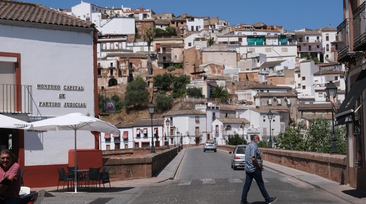 Vehículos y personas transitan este sábado por el Puente Romano de Montoro