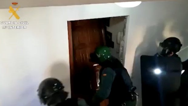 Secuestran a un camarero en una fiesta ilegal de Marbella y lo marcan con una 'M' en la cara