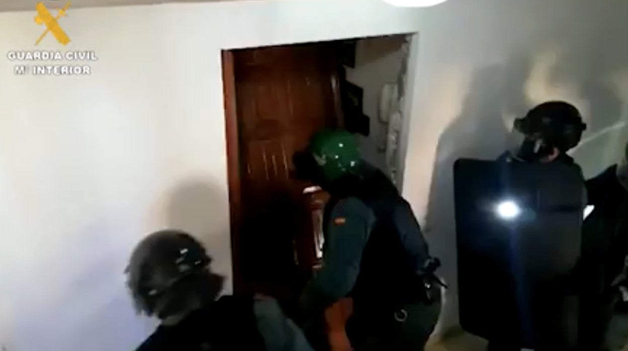 Entrada de la Guardia Civil en uno de los registros