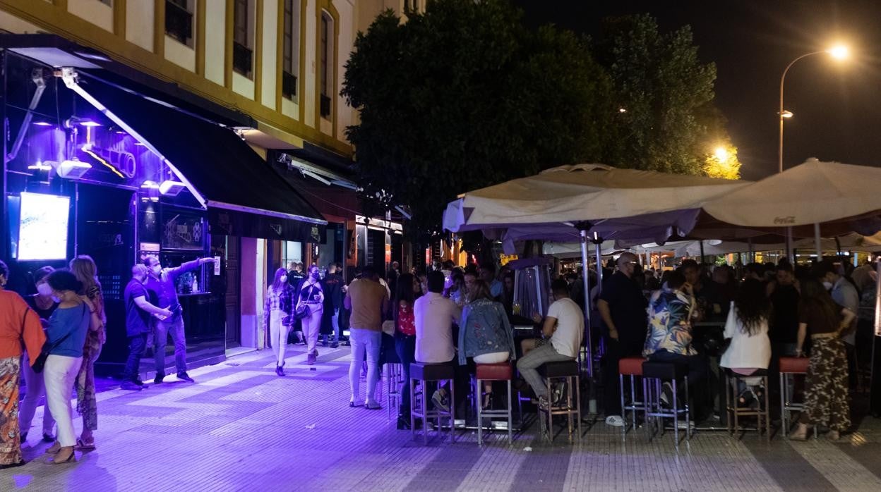 Jóvenes en locales de ocio nocturno en Sevilla